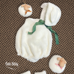 conjunto de bebe con diseño de oveja en color blanco, con gorro y accesorios